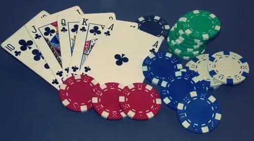 Bàn chơi casino trực tiếp của iun88 với dealer chuyên nghiệp